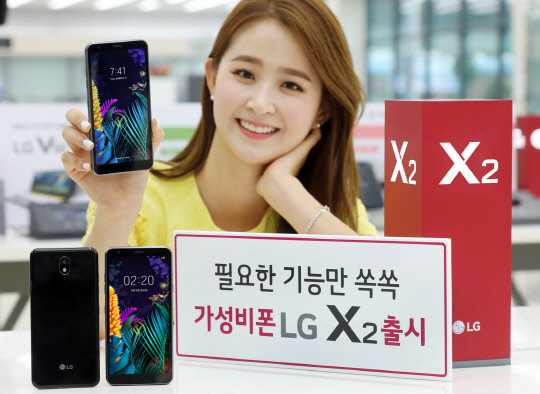 LG전자 모델이 서울 영등포구 소재 LG베스트샵 양평점에 위치한 모바일 코너에서 LG X2를 소개하고 있다. LG전자 제공